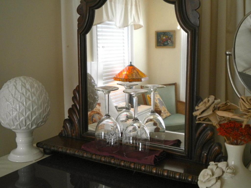 The Stirling House Waterfront Inn Greenport Room photo